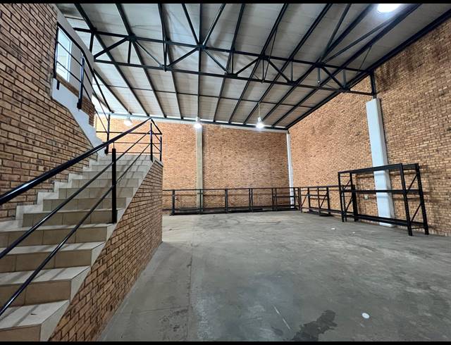 304M² WAREHOUSE TO LET IN LANSERIA